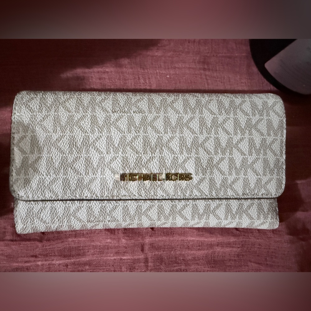 NWT Michael Kors Vanilla and Brown Trifold Wallet